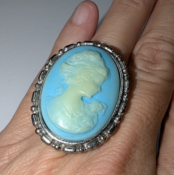 VTG CHUNKY CAMEO RING - Picture 1 of 6
